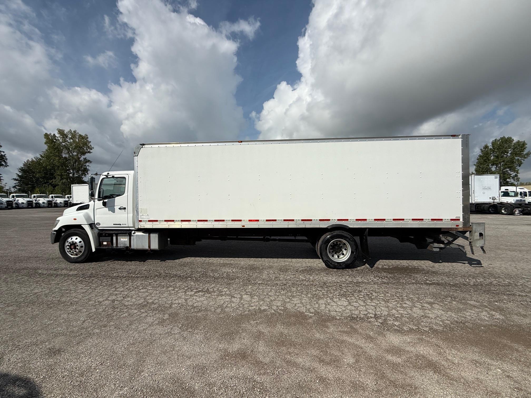2017 Hino 268 — photo 4