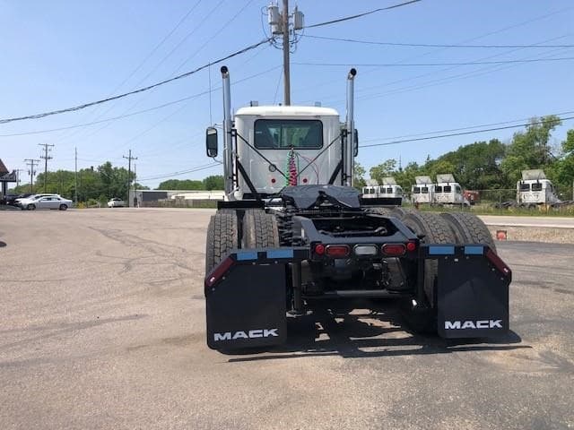 2026 Mack Pinnacle — photo 4