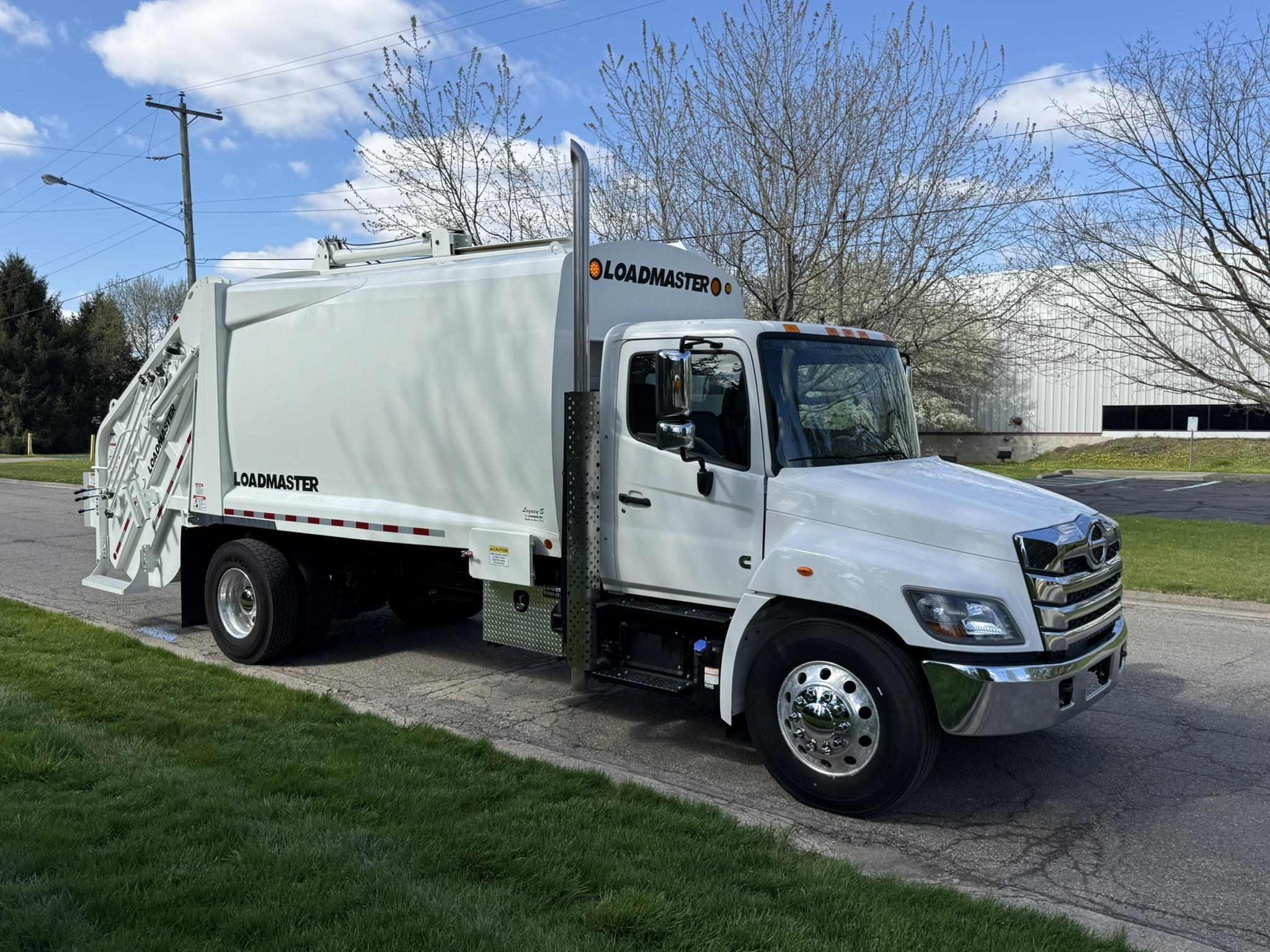 2024 Hino L7 — photo 2