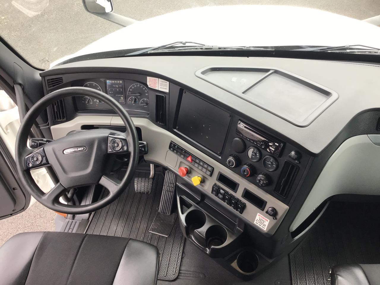 2020 Freightliner Cascadia in Pacific, WA — photo 10