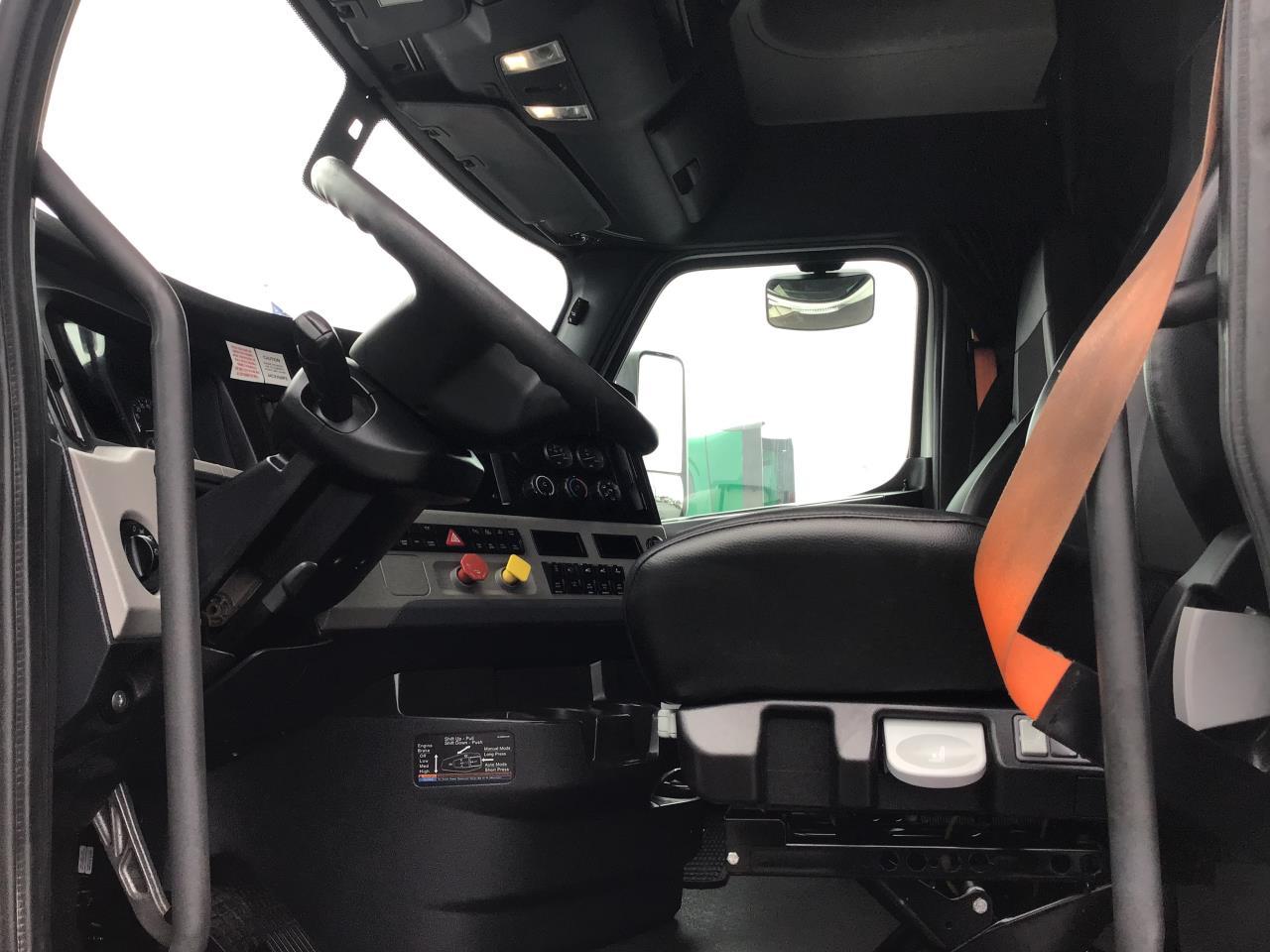 2020 Freightliner Cascadia in Pacific, WA — photo 5
