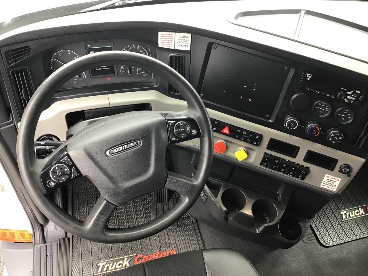 2020 Freightliner Cascadia in Pacific, WA — photo 7