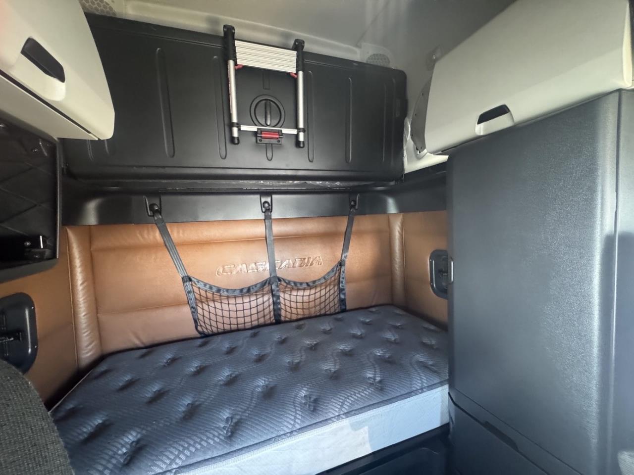 2022 Freightliner Cascadia in Pacific, WA — photo 6
