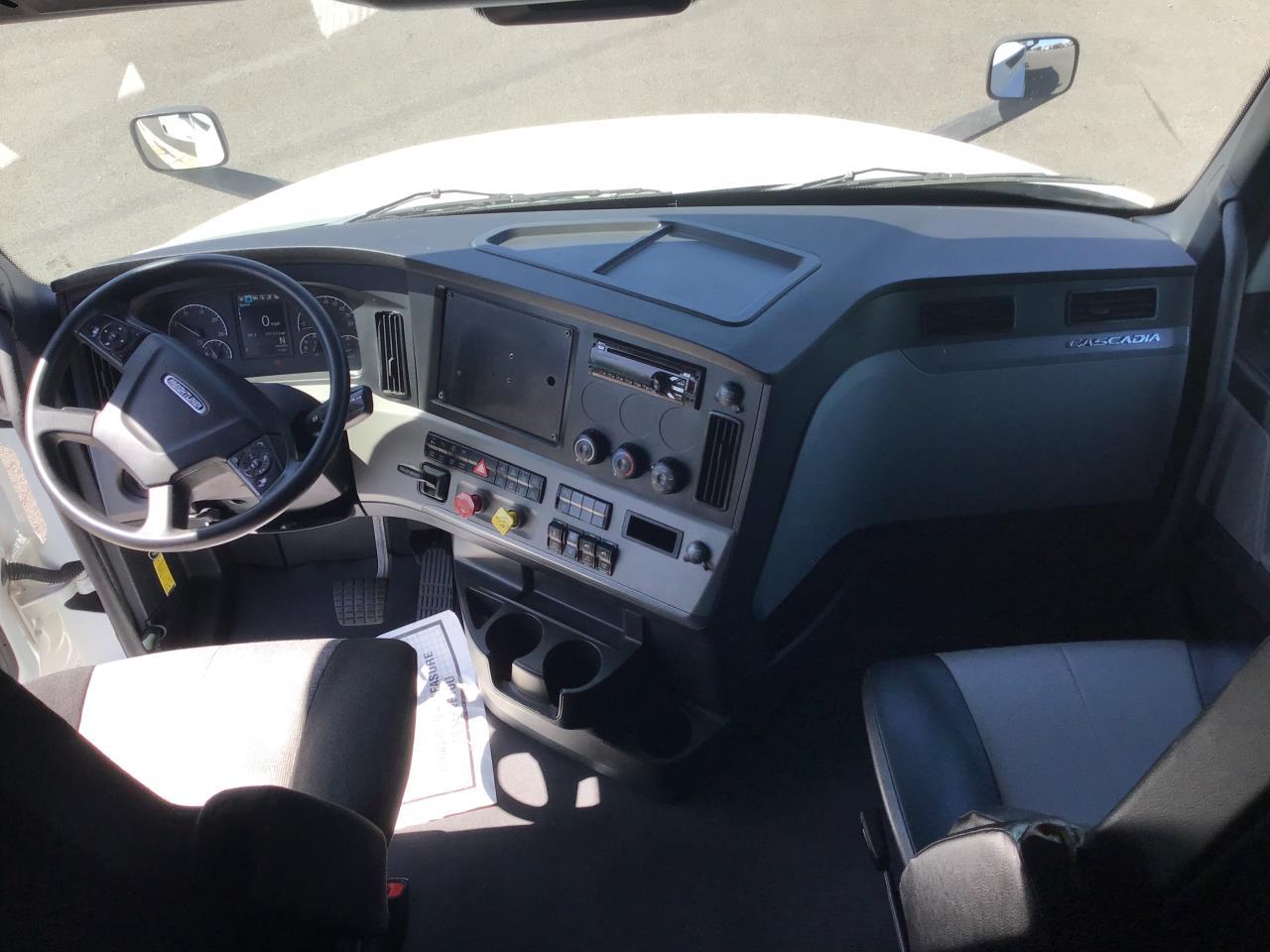 2021 Freightliner Cascadia in Pacific, WA — photo 10