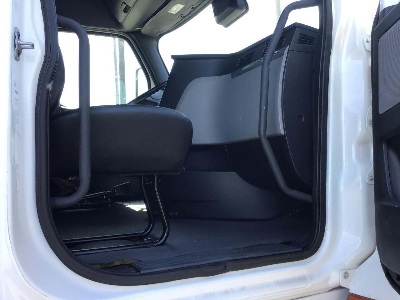 2021 Freightliner Cascadia in Pacific, WA — photo 4