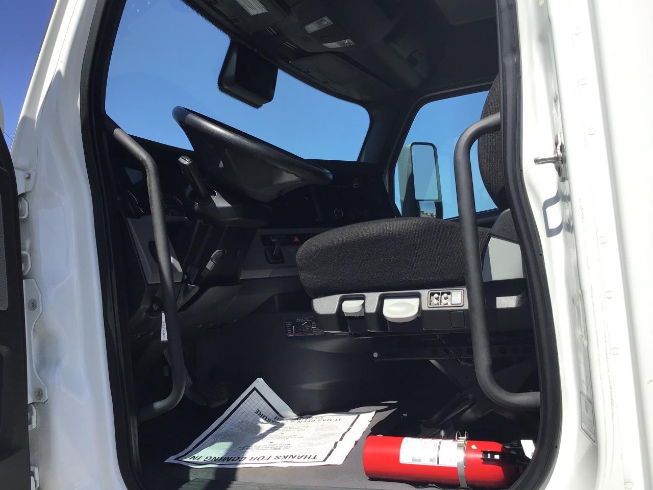 2021 Freightliner Cascadia in Pacific, WA — photo 6