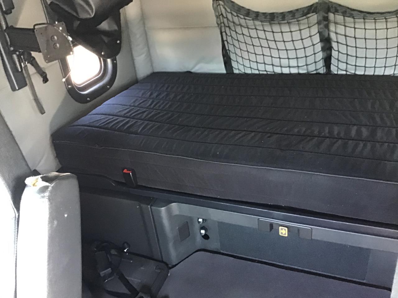 2021 Freightliner Cascadia in Pacific, WA — photo 8