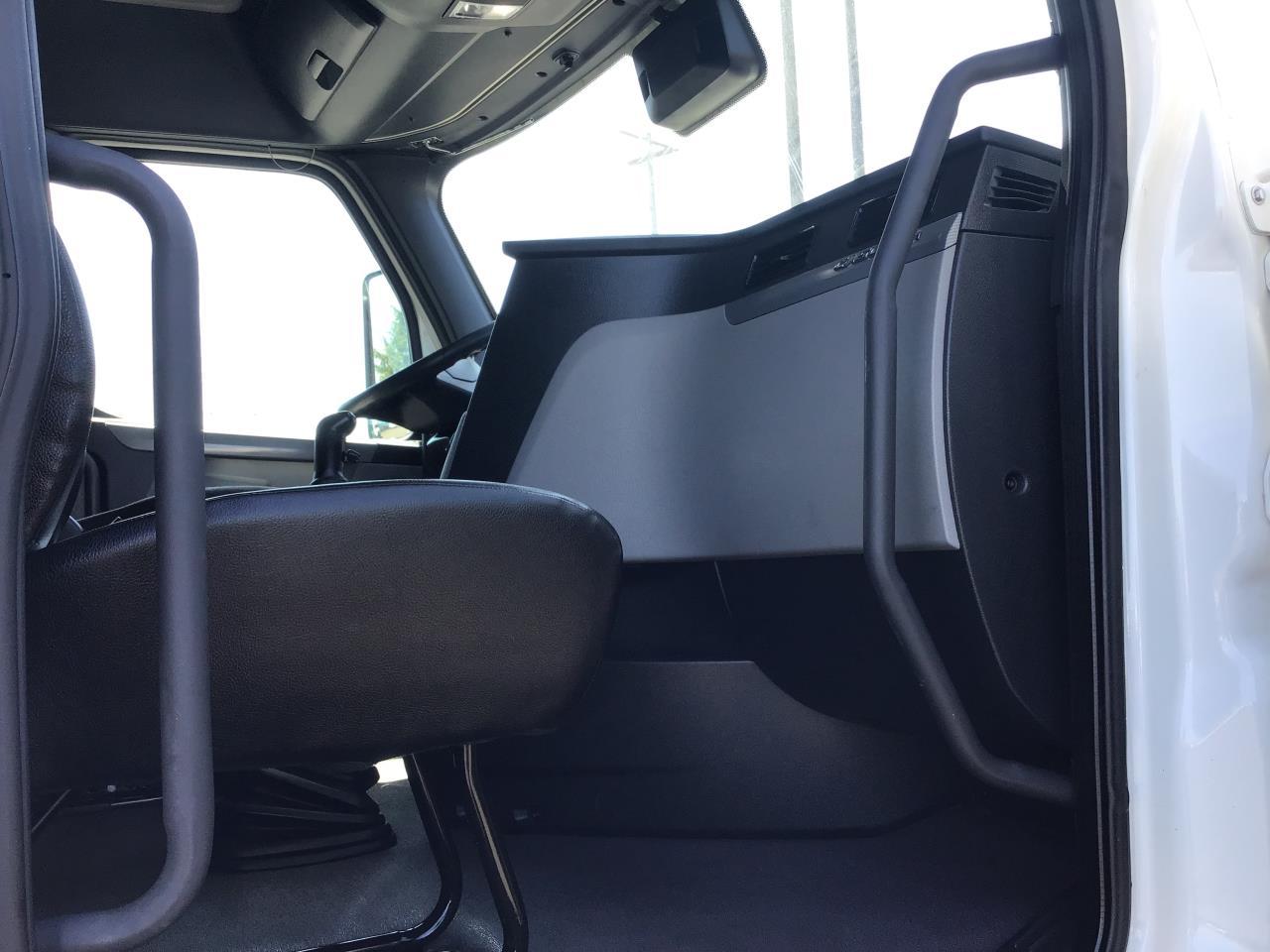 2021 Freightliner Cascadia in Pacific, WA — photo 4