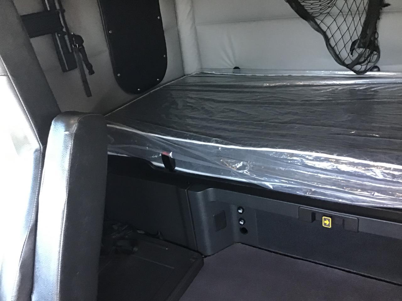 2021 Freightliner Cascadia in Pacific, WA — photo 8