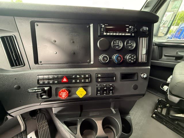 2024 Freightliner Cascadia in Ridgefield, WA — photo 10