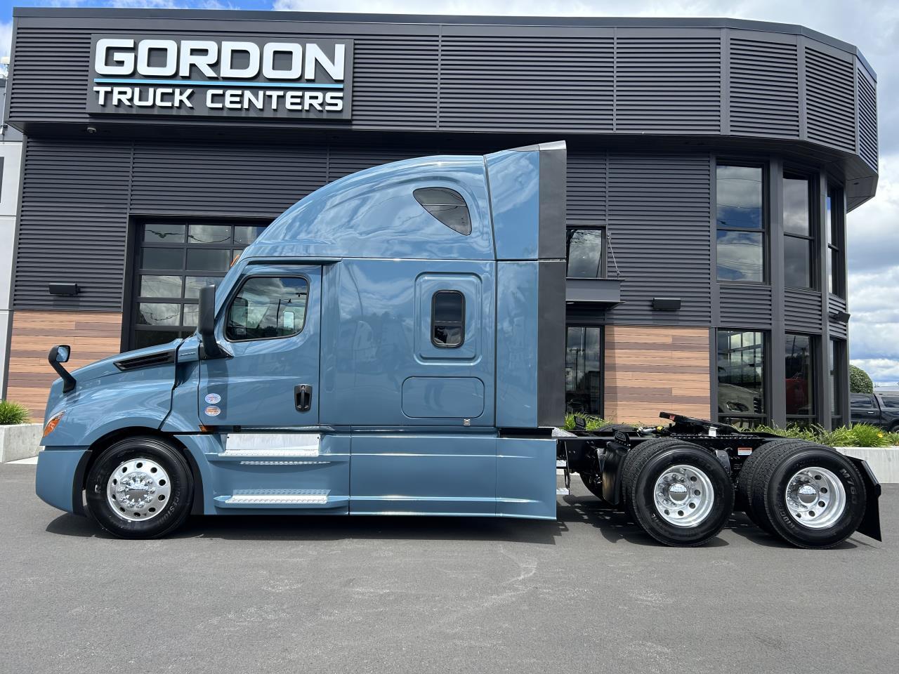 2027 Freightliner Cascadia in Medford, OR — photo 2
