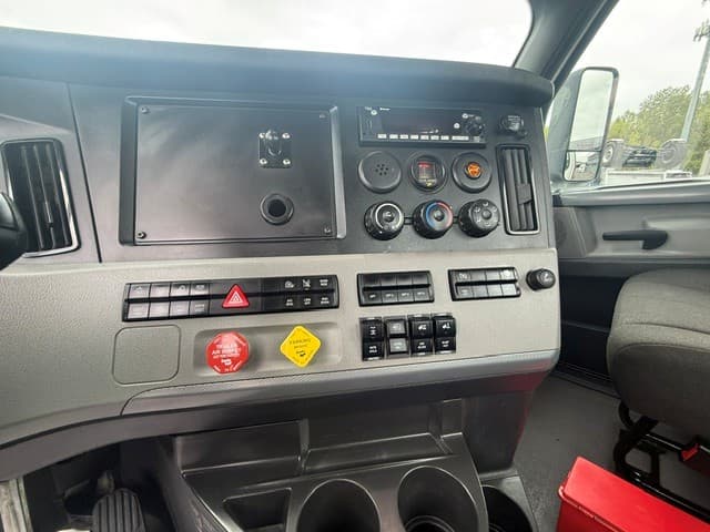 2022 Freightliner Cascadia in Ridgefield, WA — photo 9