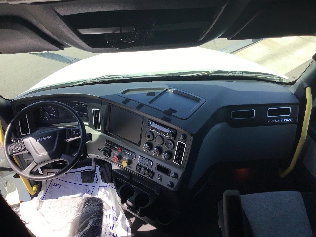 2022 Freightliner Cascadia in Pacific, WA — photo 10