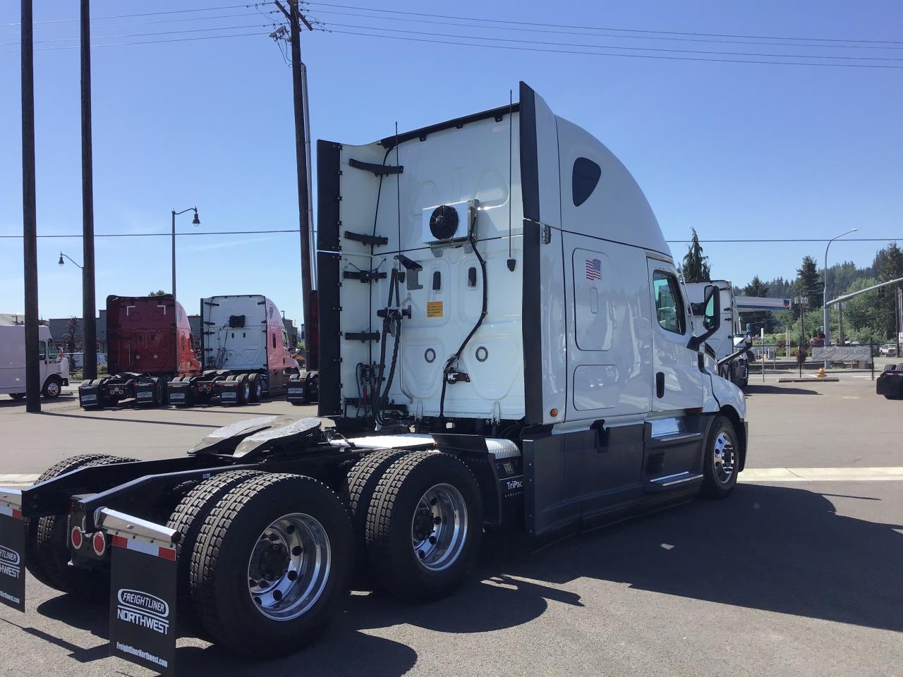 2022 Freightliner Cascadia in Pacific, WA — photo 2