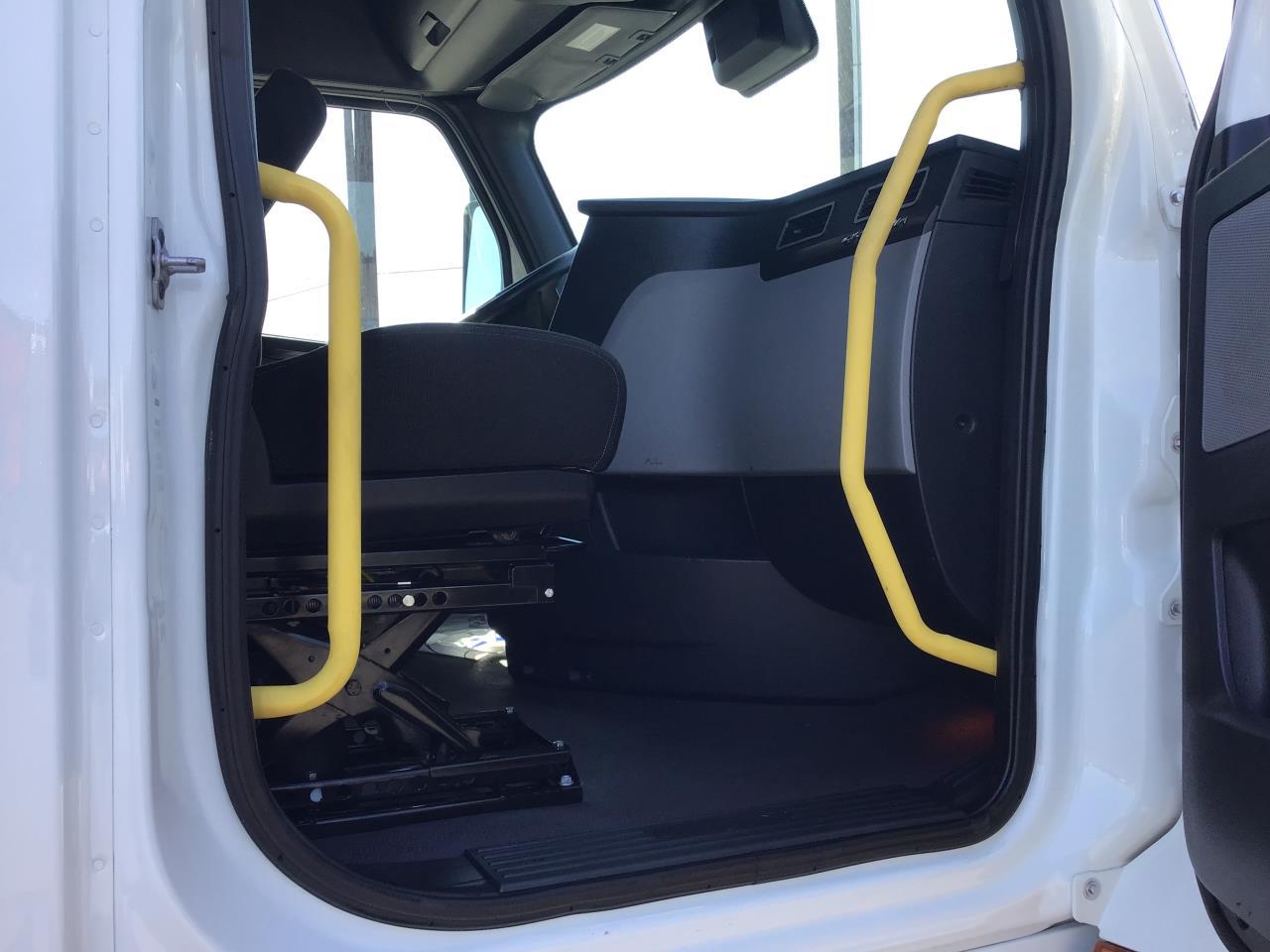 2022 Freightliner Cascadia in Pacific, WA — photo 4