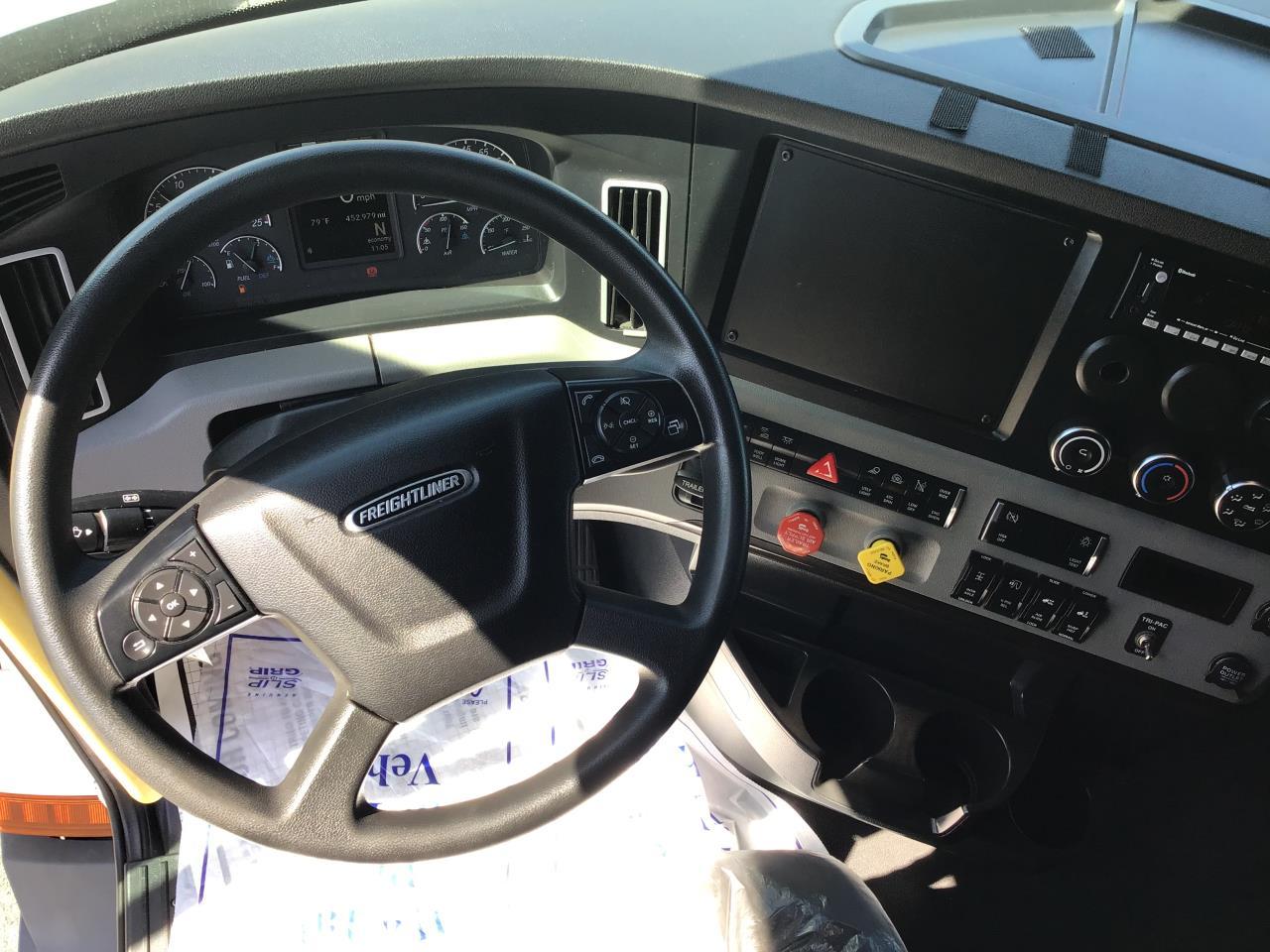 2022 Freightliner Cascadia in Pacific, WA — photo 7