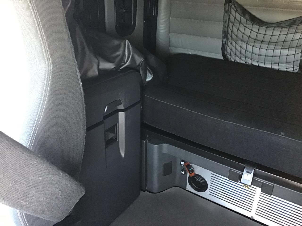 2022 Freightliner Cascadia in Pacific, WA — photo 8