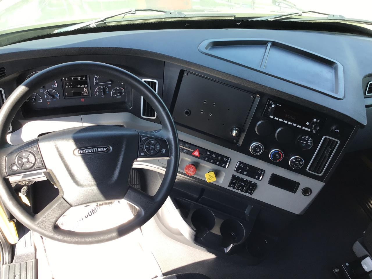2025 Freightliner Cascadia in Pacific, WA — photo 6