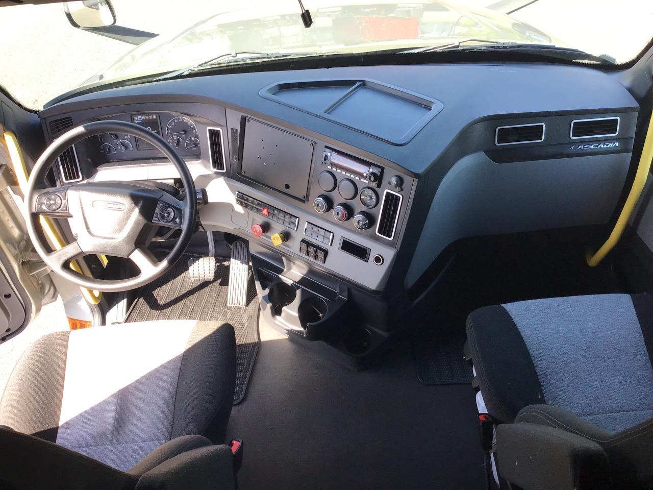 2025 Freightliner Cascadia in Pacific, WA — photo 10