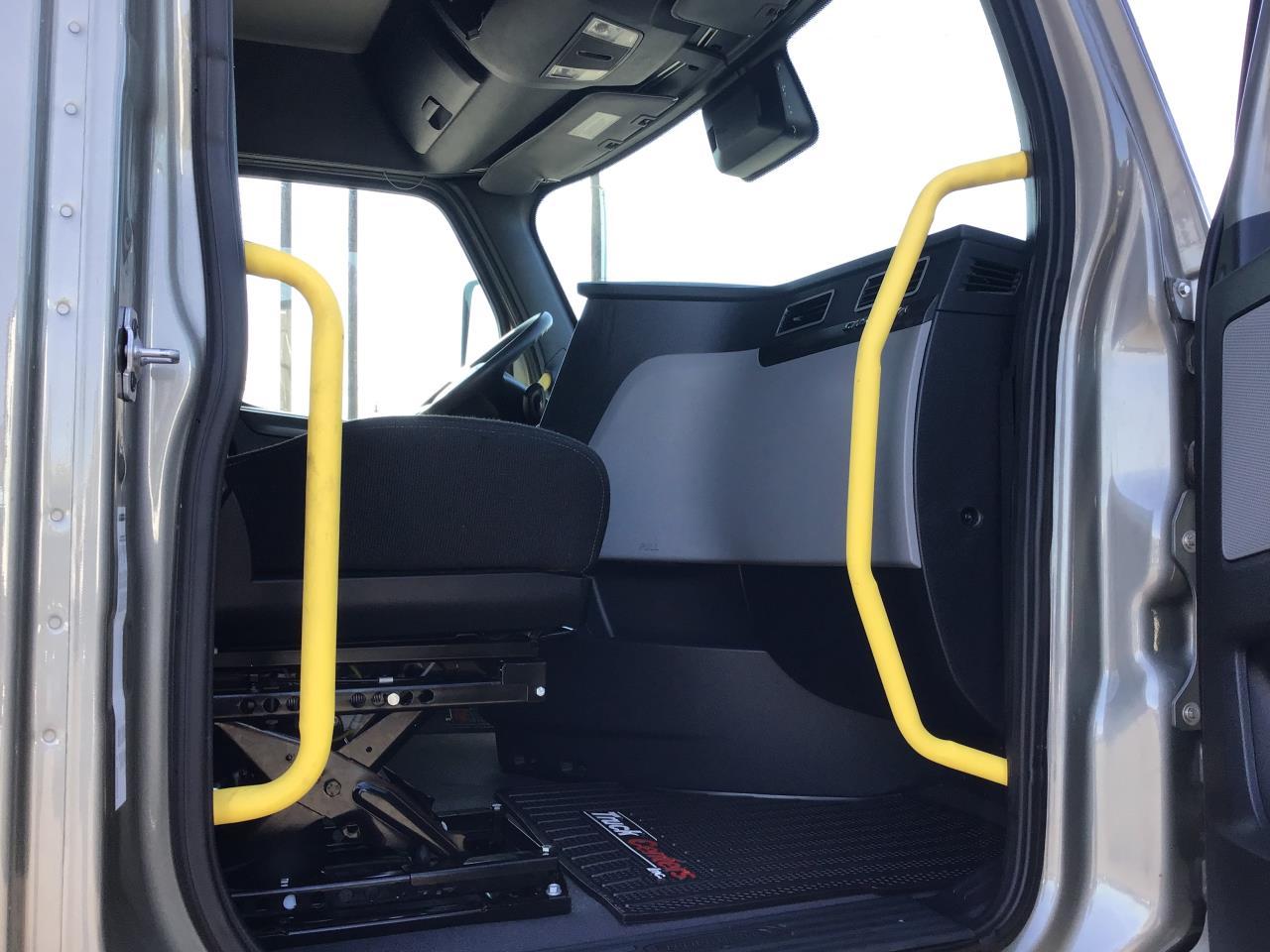 2025 Freightliner Cascadia in Pacific, WA — photo 4