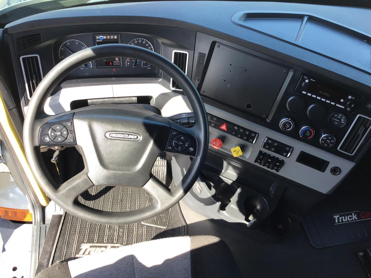 2025 Freightliner Cascadia in Pacific, WA — photo 7