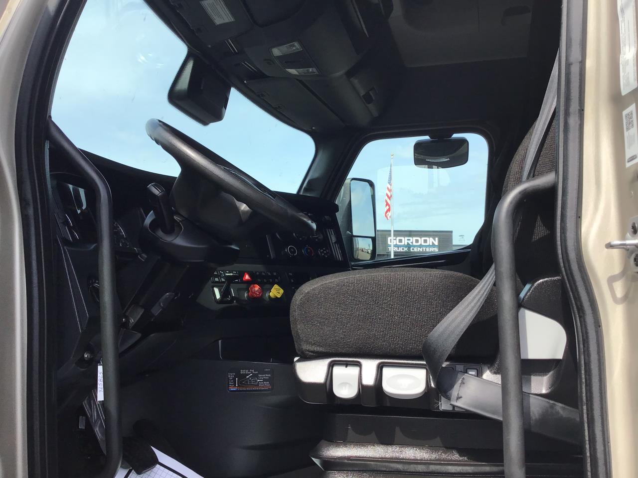 2024 Freightliner Cascadia in Pacific, WA — photo 6