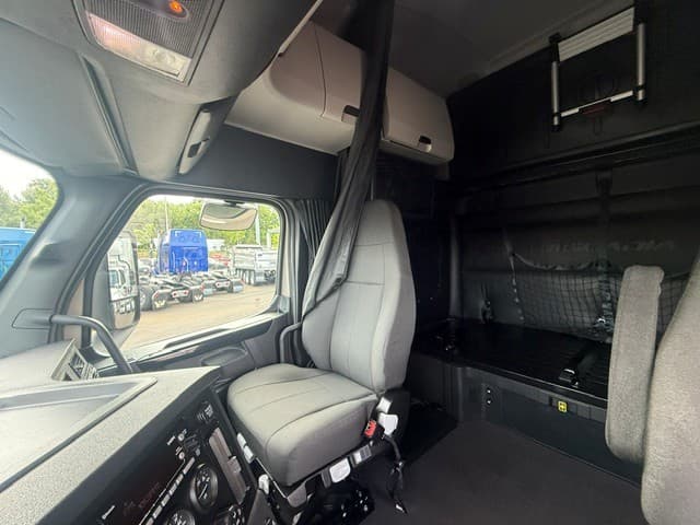 2024 Freightliner Cascadia in Ridgefield, WA — photo 10