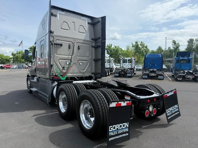 2024 Freightliner Cascadia in Ridgefield, WA — photo 12