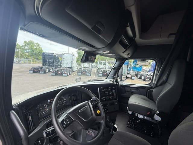 2024 Freightliner Cascadia in Ridgefield, WA — photo 3
