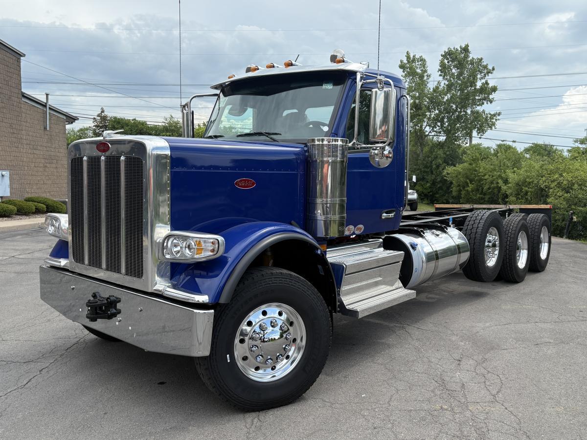 2026 589 Cab Chassis Truck