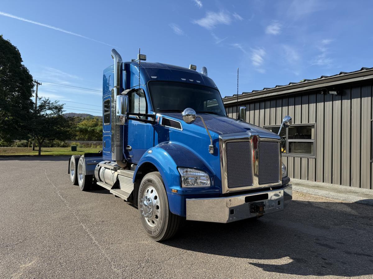 2023 T880 Sleeper