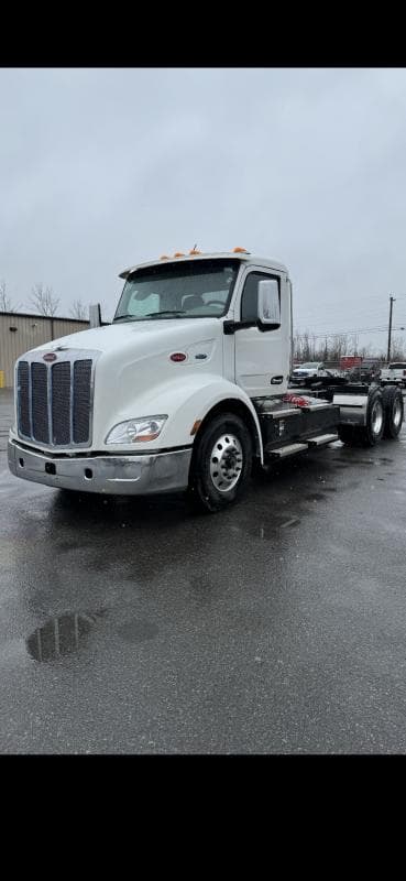 2025 579 Daycab