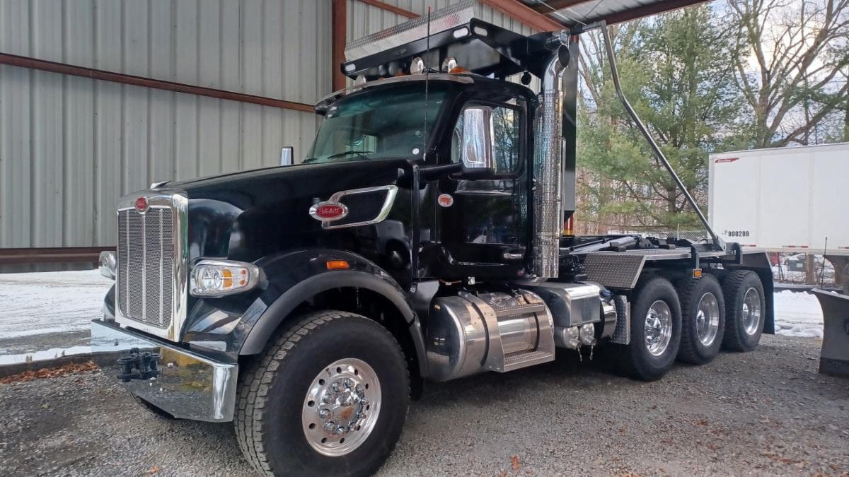 2026 567 Hooklift Truck