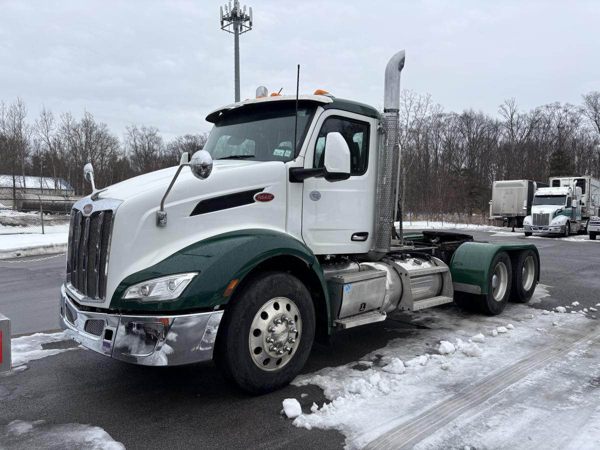 2022 579 Daycab