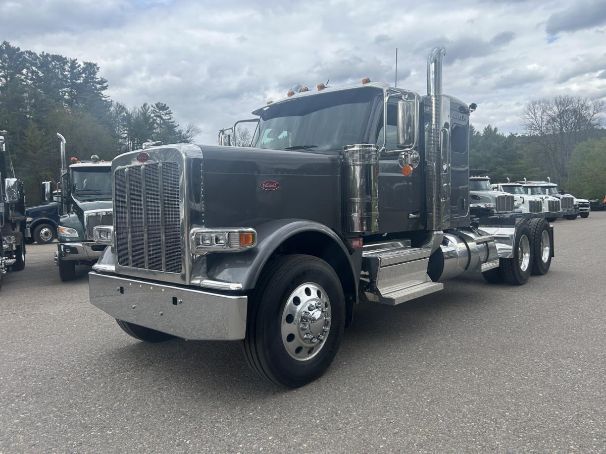 2027 589 Daycab