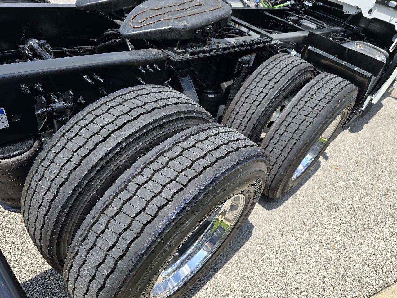 2026 Volvo VNL 300 in Toledo, OH — photo 4