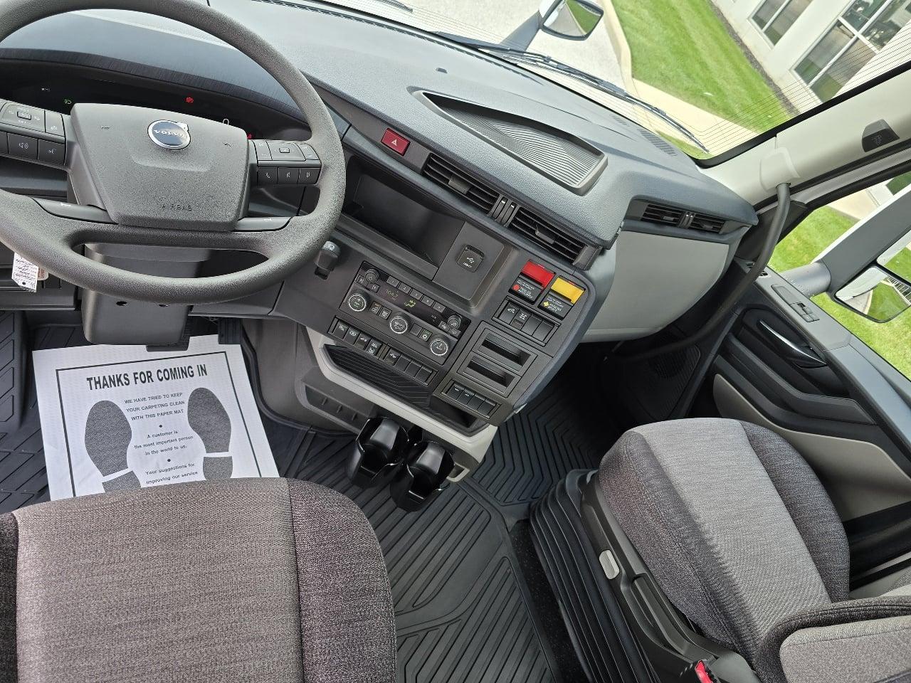 2026 Volvo VNL 300 in Toledo, OH — photo 9