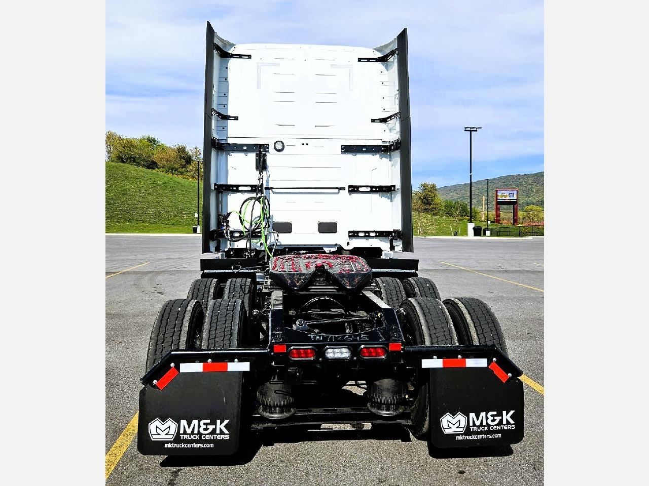 2026 Volvo VNL 860 in Altoona, PA — photo 4