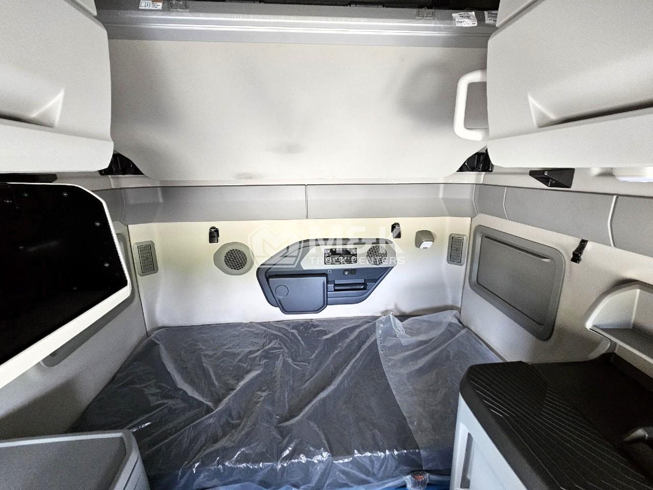 2026 Volvo VNL 860 in Altoona, PA — photo 6