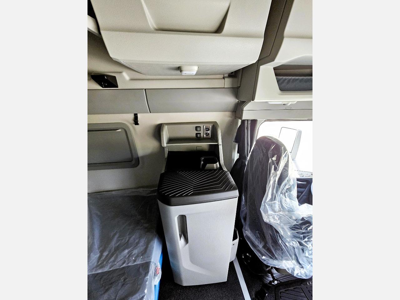 2026 Volvo VNL 860 in Altoona, PA — photo 11