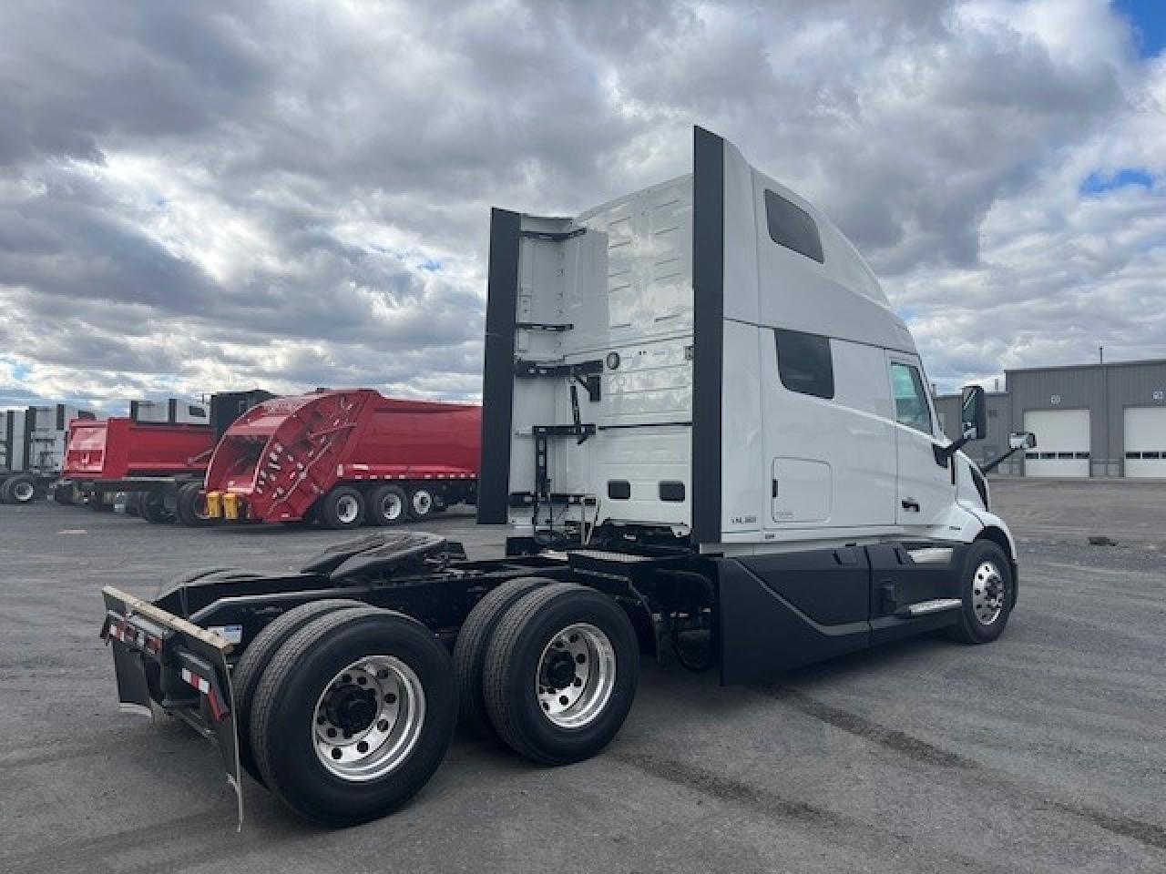 2026 Volvo VNL 860 in DUNMORE, PA — photo 4