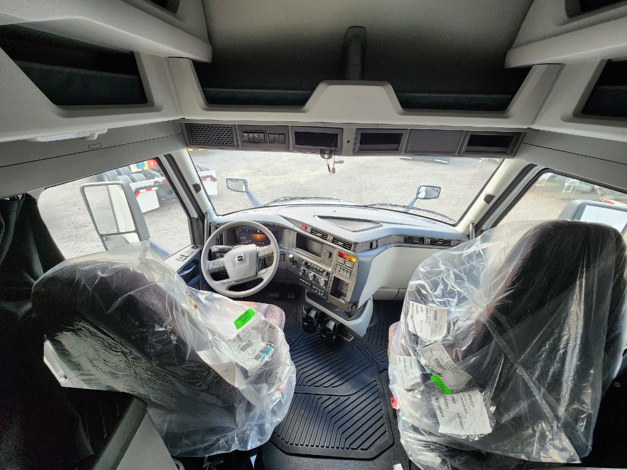 2026 Volvo VNL 860 in DUNMORE, PA — photo 11