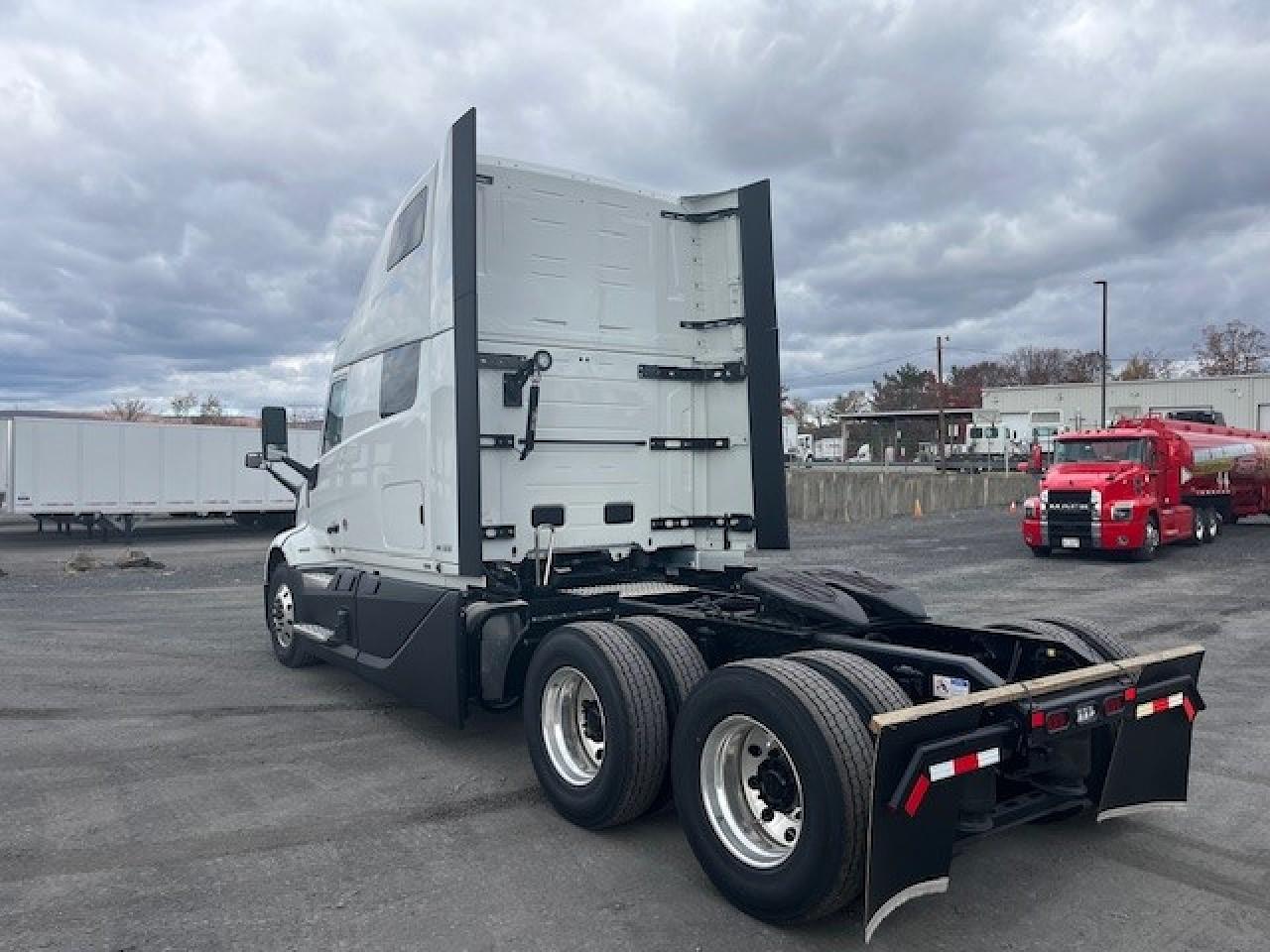 2026 Volvo VNL 860 in DUNMORE, PA — photo 5