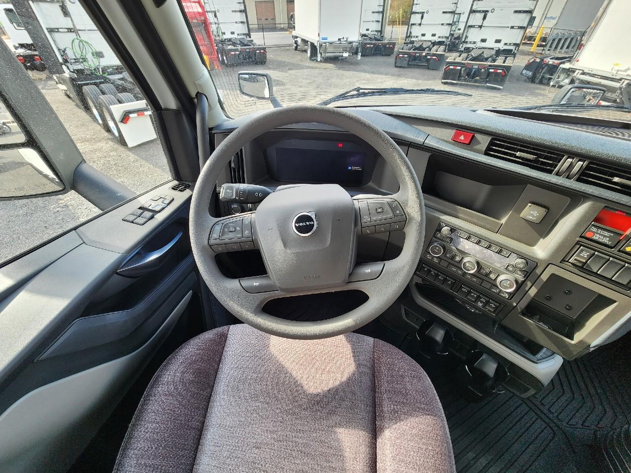 2026 Volvo VNL 860 in DUNMORE, PA — photo 12