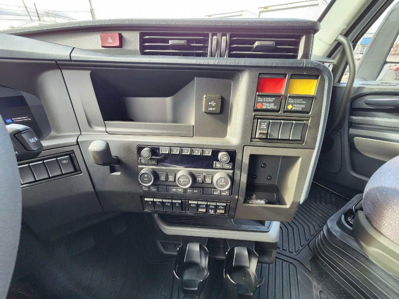 2026 Volvo VNL 860 in DUNMORE, PA — photo 13