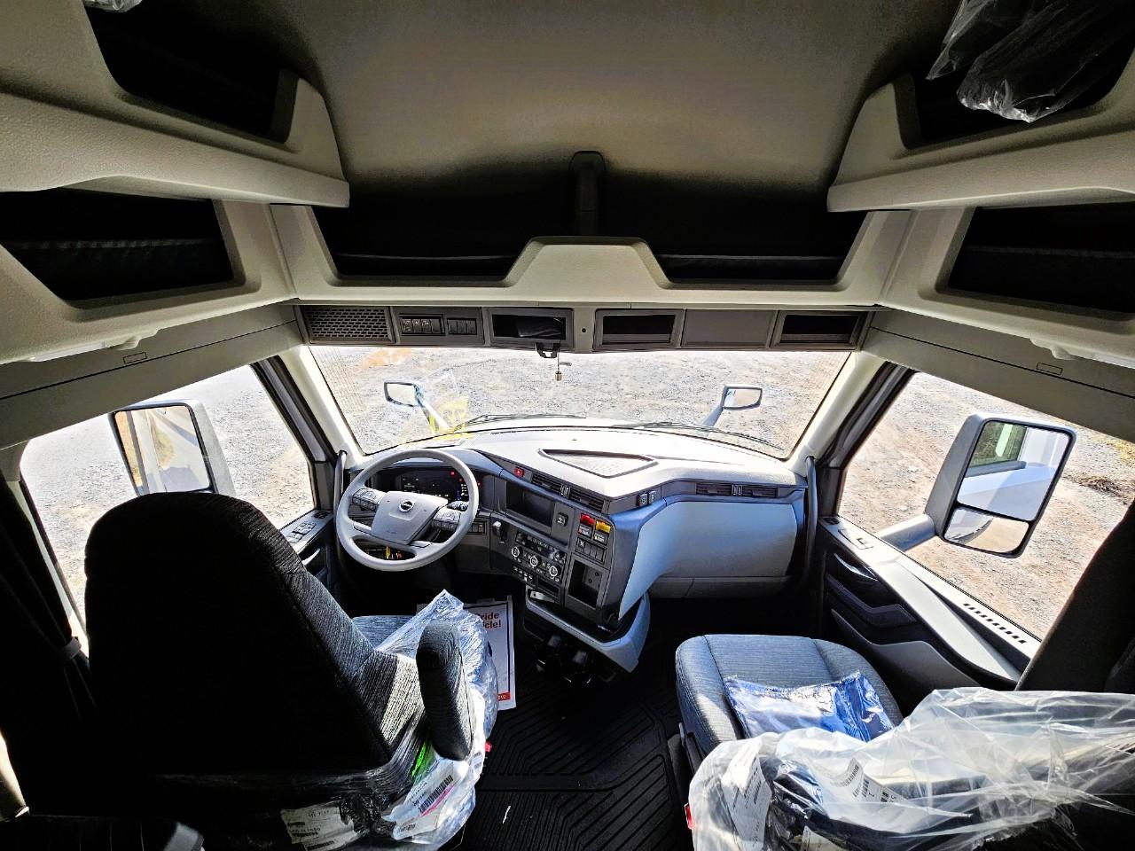 2026 Volvo VNL 860 in Altoona, PA — photo 10