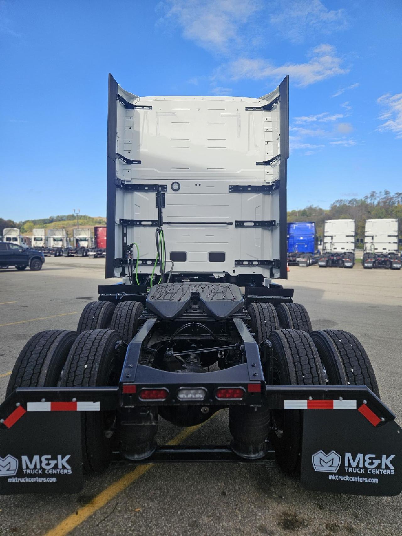 2026 Volvo VNL 860 in West Newton, PA — photo 3