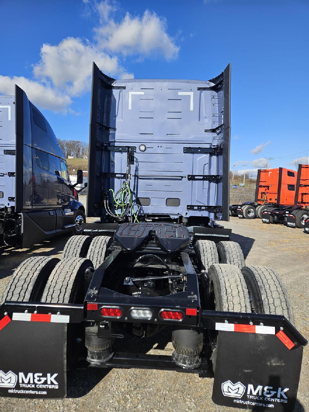2026 Volvo VNL 860 in Somerset, PA — photo 4