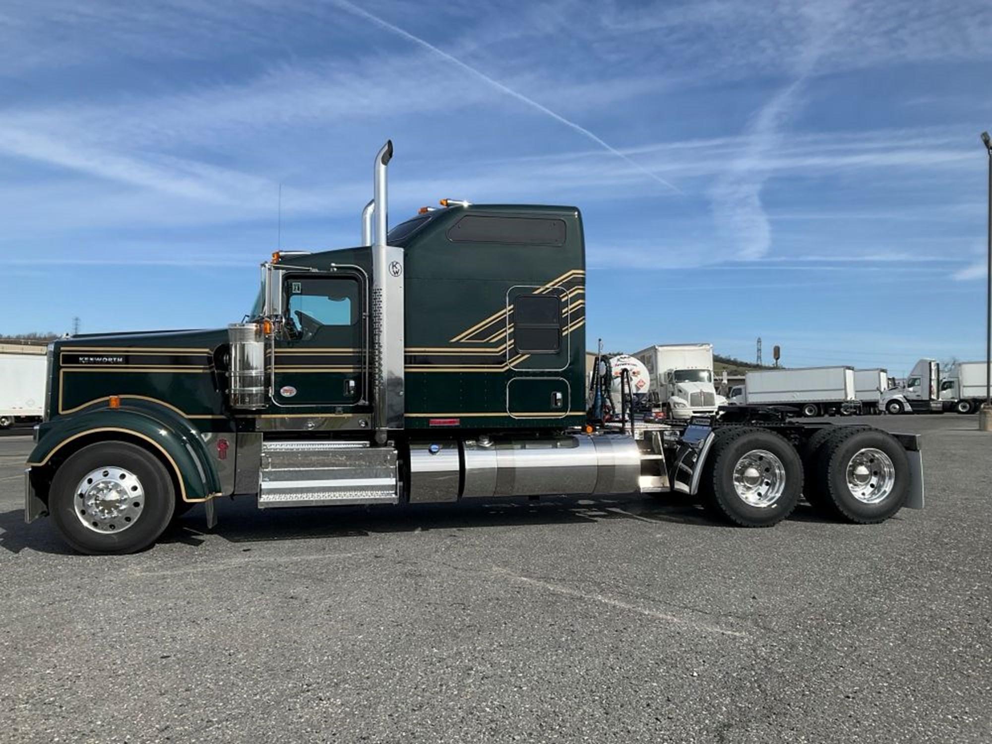 2027 Kenworth W900 in Harrisonburg, VA, VA — photo 2
