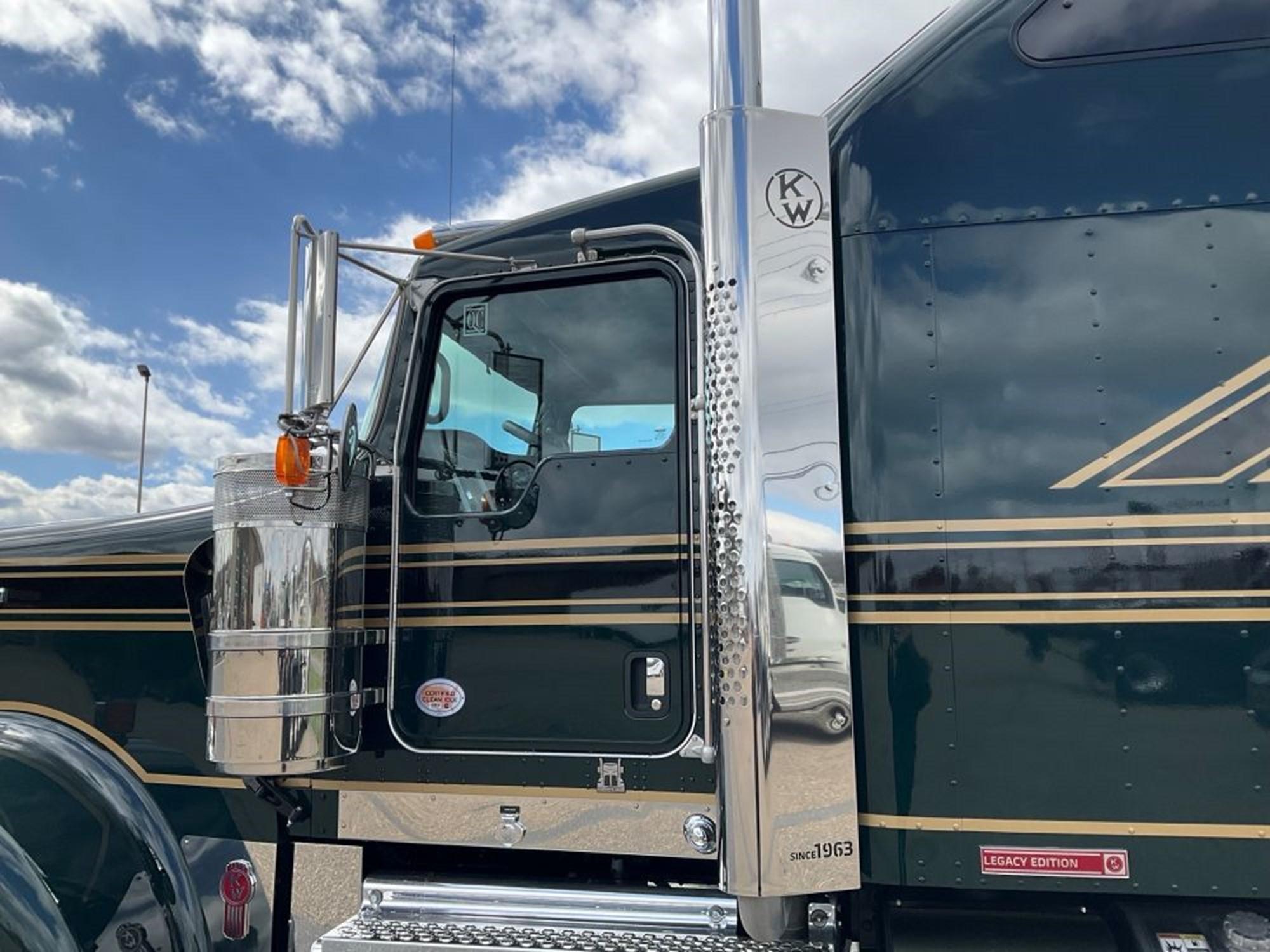 2027 Kenworth W900 in Harrisonburg, VA, VA — photo 3
